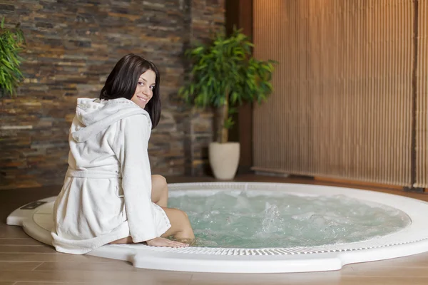 Young woman in hot tub — Stock Photo, Image