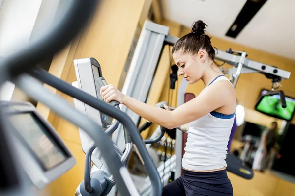 Mujer joven en el gimnasio — Foto de Stock