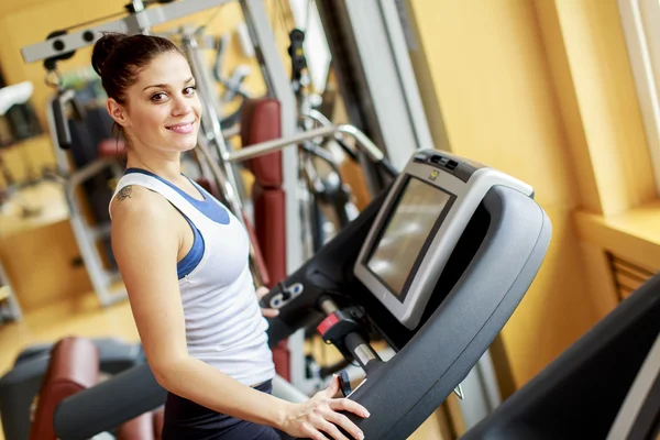 Mujer joven en el gimnasio — Foto de Stock