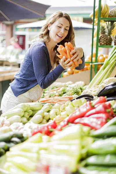 Ung kvinna på marknaden — Stockfoto