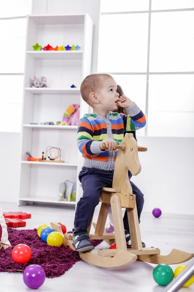 Chico jugando en la habitación — Foto de Stock