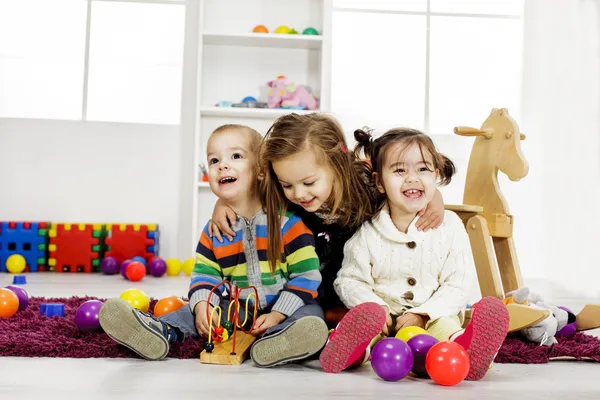 Crianças brincando no quarto — Fotografia de Stock