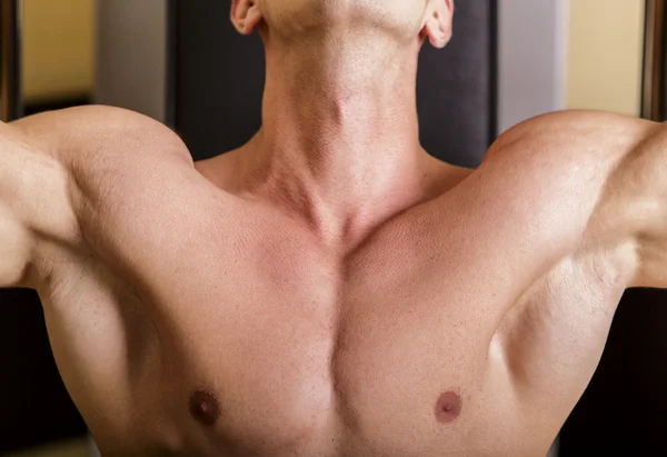 Mladý muž v tělocvičně — Stock fotografie