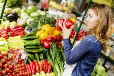 genç bir kadın Market