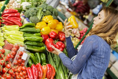genç bir kadın Market