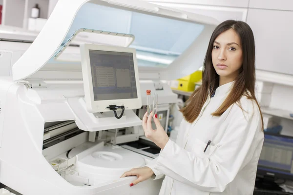 Mujer joven en el moderno laboratorio médico — Foto de Stock