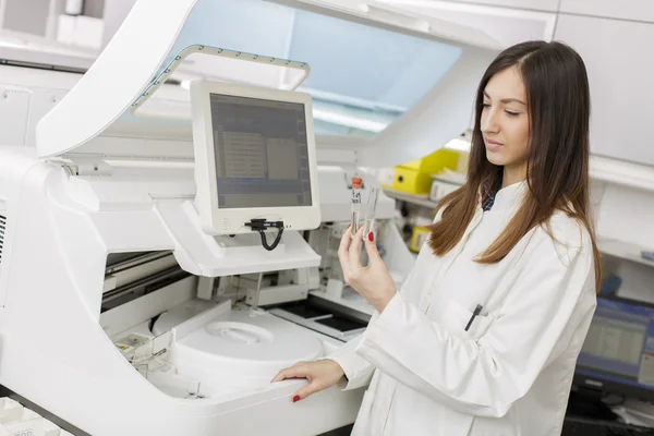 Mujer joven en el moderno laboratorio médico — Foto de Stock