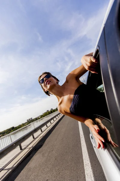 Mujer joven en el coche —  Fotos de Stock