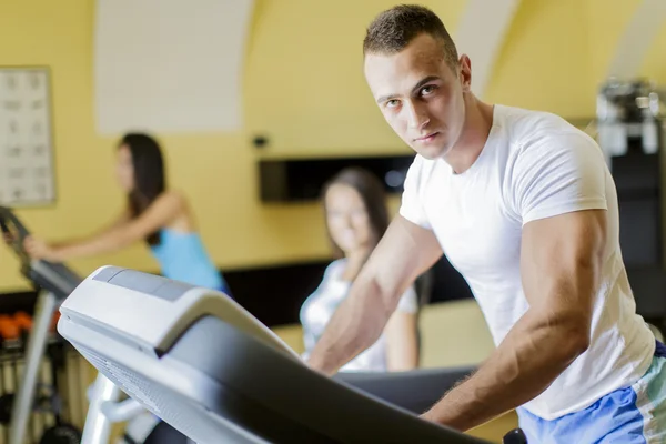 Ung man utbildning i gymmet — Stockfoto