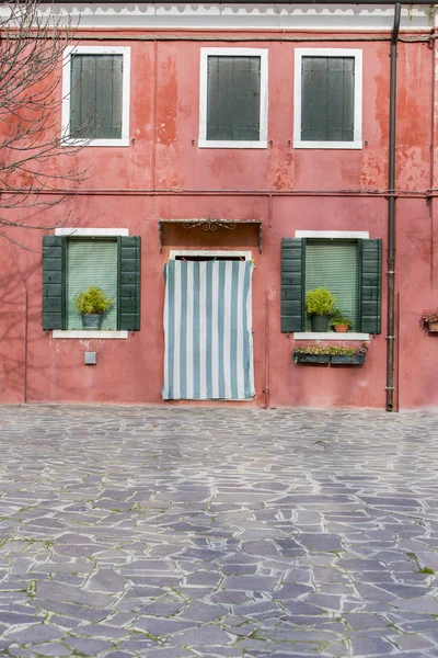 Casa colorida da ilha de Burano, Itália — Fotografia de Stock