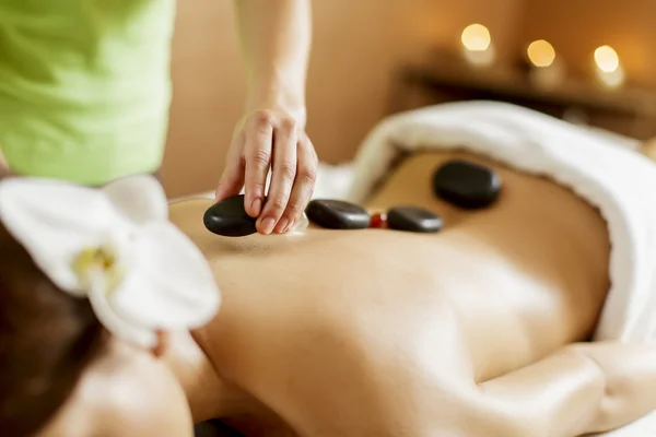 Terapia de masaje con piedras calientes —  Fotos de Stock