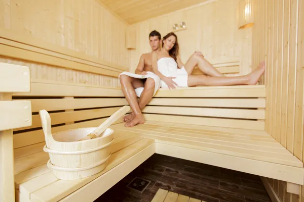 Jong stel in de sauna — Stockfoto