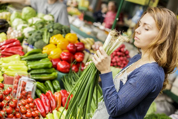 Jonge vrouw op de markt — Stockfoto