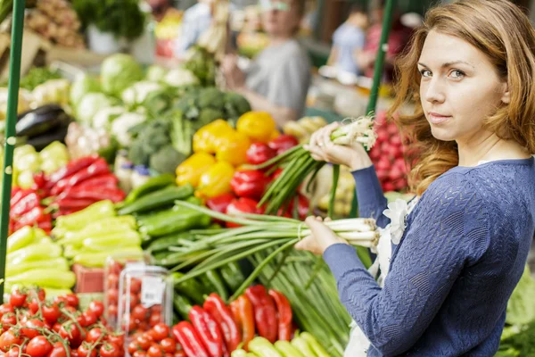 Young woman at the market — Zdjęcie stockowe