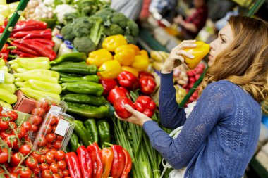 genç bir kadın Market