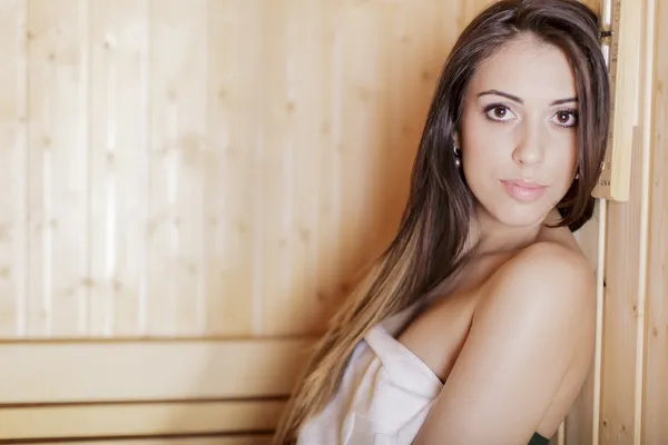 Jonge vrouw in de sauna — Stockfoto