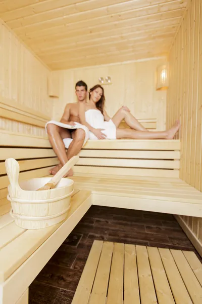 Jeune couple dans le sauna — Photo