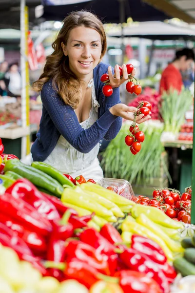 Young woman at the market — Zdjęcie stockowe