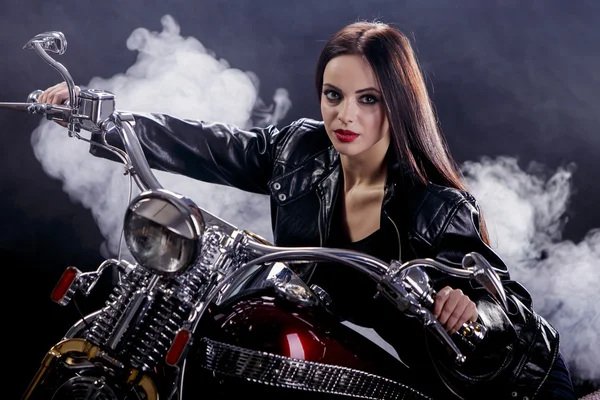 오토바이에 젊은 여자 — 스톡 사진