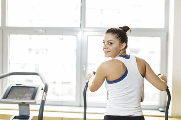 Entraînement de jeune femme dans la salle de gym — Photo