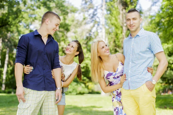 Parejas jóvenes — Foto de Stock