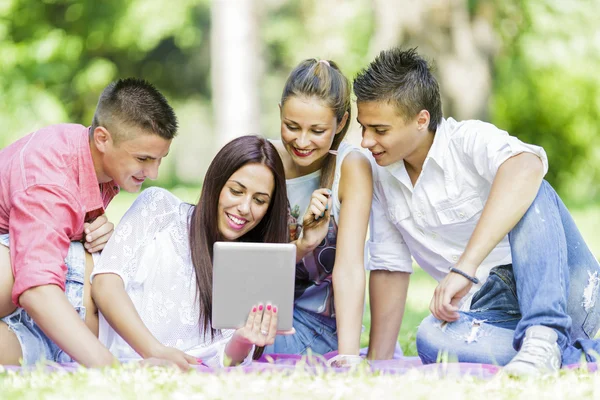 Adolescentes en el parque con tableta — Foto de Stock