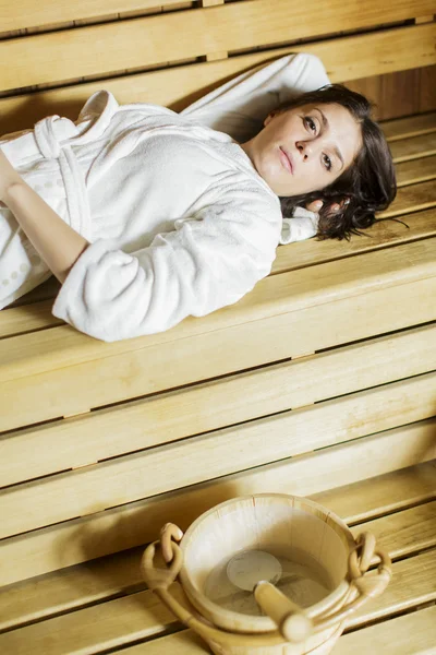 Fiatal nő a szaunában — Stock Fotó