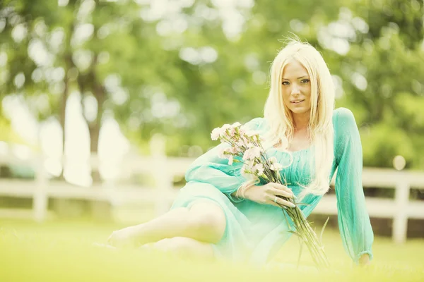 Mujer rubia joven en el campo — Foto de Stock