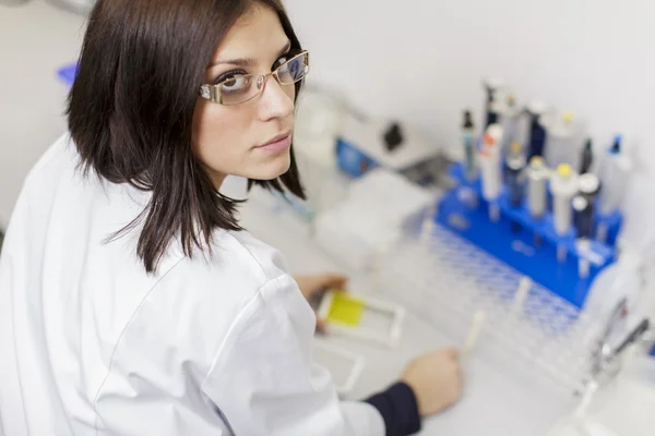 Mujer joven en el laboratorio médico — Foto de Stock