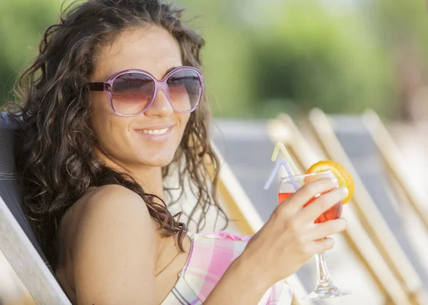 Junge Frau am Strand — Stockfoto