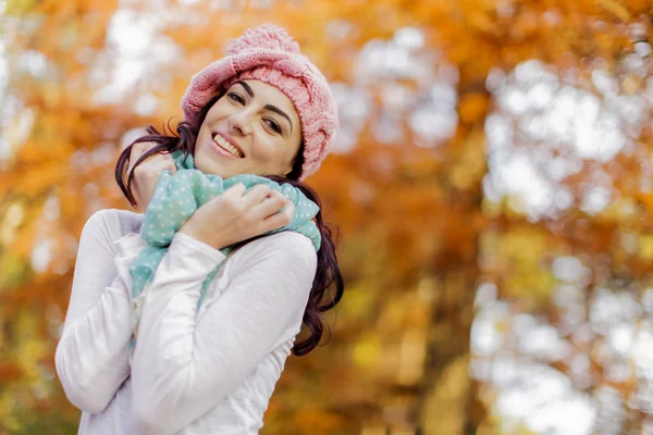 Jovem mulher na floresta de outono — Fotografia de Stock