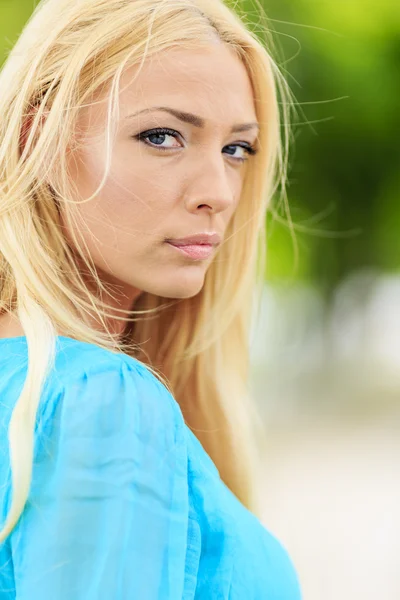 Jonge blonde vrouw op het gebied — Stockfoto