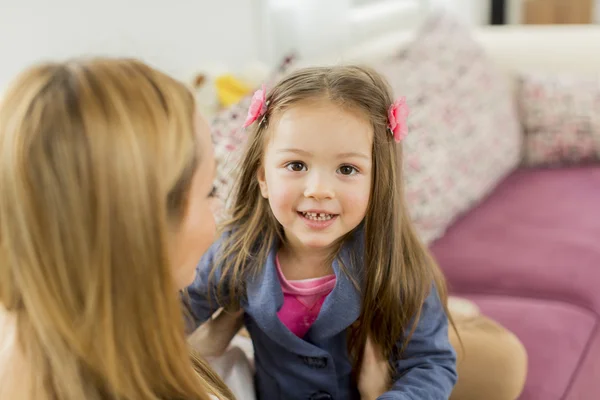 Mutter und Tochter im Zimmer — Stockfoto