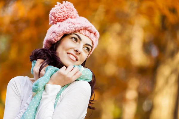 Giovane donna nella foresta autunnale — Foto Stock