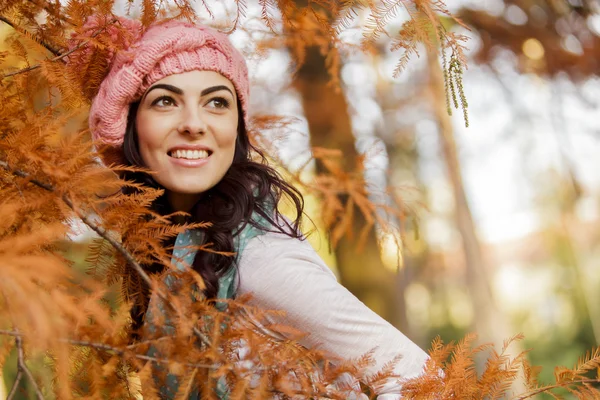 Jonge vrouw bij autumn forest — Stockfoto