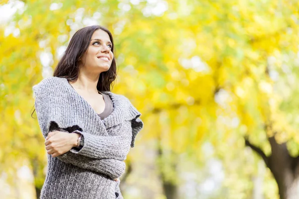 Junge Frau im Herbstwald — Stockfoto