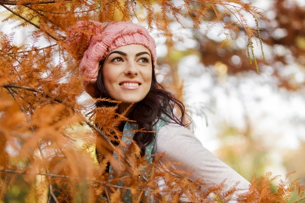 Jovem mulher na floresta de outono — Fotografia de Stock