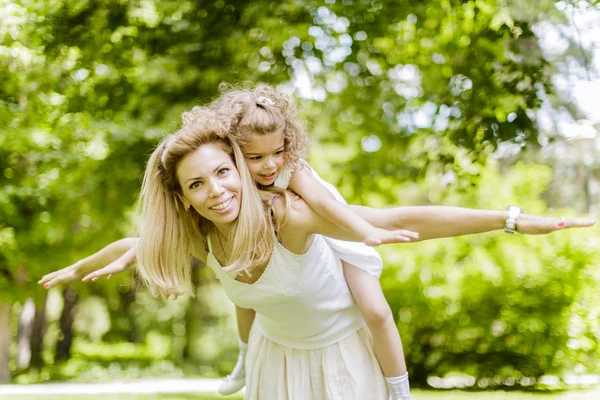 Mother and daughter in the park — Stock Photo, Image