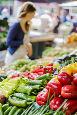 piyasada bulunan genç kadın