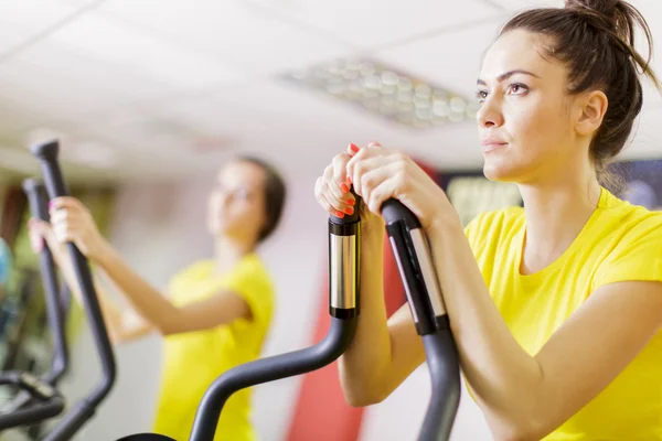 Ung kvinna utbildning i gymmet — Stockfoto