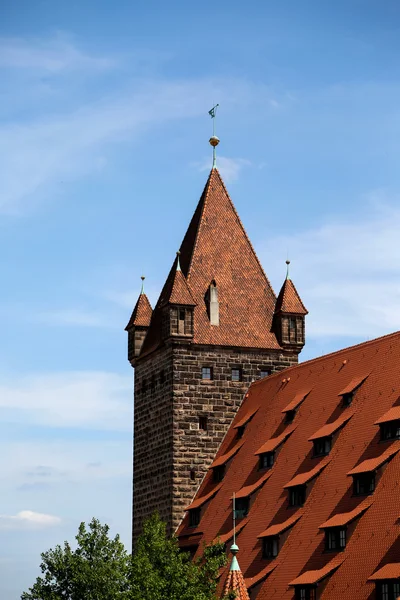 Luginsland toren op het kasteel van Neurenberg in Duitsland — Stockfoto