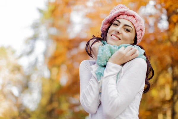 Young woman at autumn forest — Stock Photo, Image