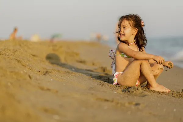 Dziewczynka na plaży — Zdjęcie stockowe