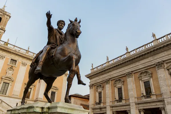 Marcus Aurelius-szobra a Piazza del Campidoglio-Róma, Olaszország — Stock Fotó