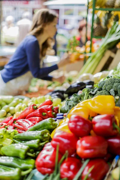 Ung kvinna på marknaden — Stockfoto