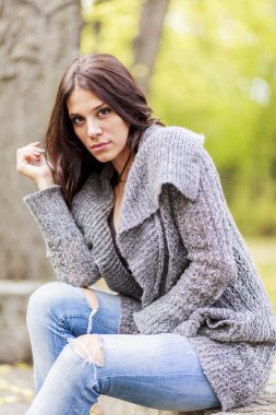 sonbahar park adlı genç bir kadın