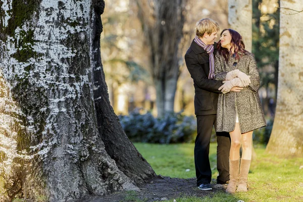 Couple in the forest — Stock Photo, Image