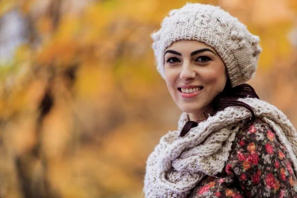 Jonge vrouw bij autumn forest — Stockfoto