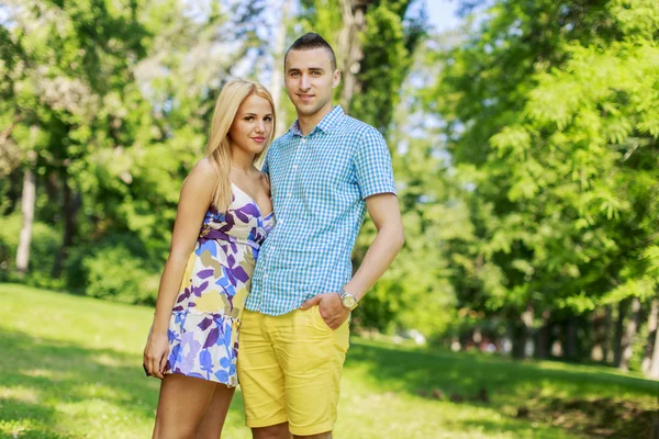 Teen couple in the park — Zdjęcie stockowe