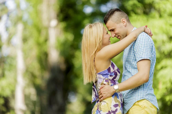 Teen couple in the park — Stock Photo, Image